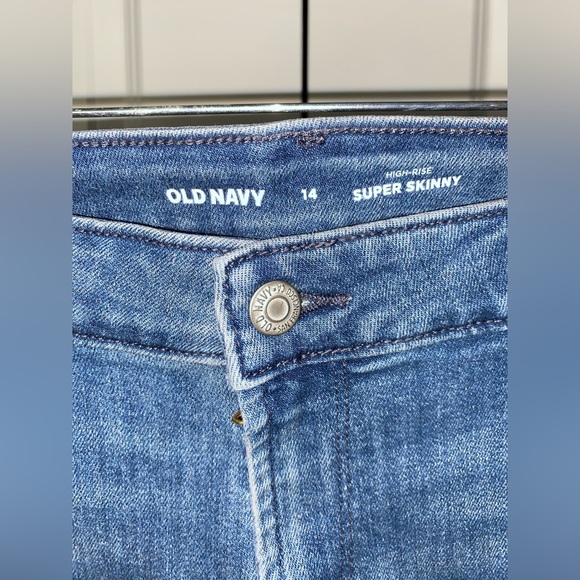 Old Navy High-Waisted Wow Super-Skinny Ankle Jeans - Picture 2 of 4